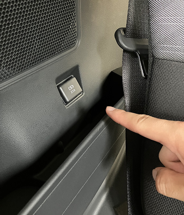 後部座席右側にUSBソケットがあります